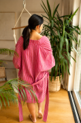 zdjęcie kimono różowe na stojaco.png