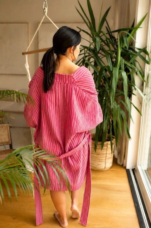 zdjęcie kimono różowe na stojaco.png
